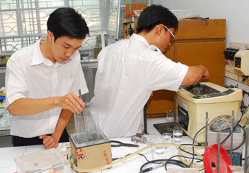 Rải tiền thu hút thí sinh rồi thu học phí cao